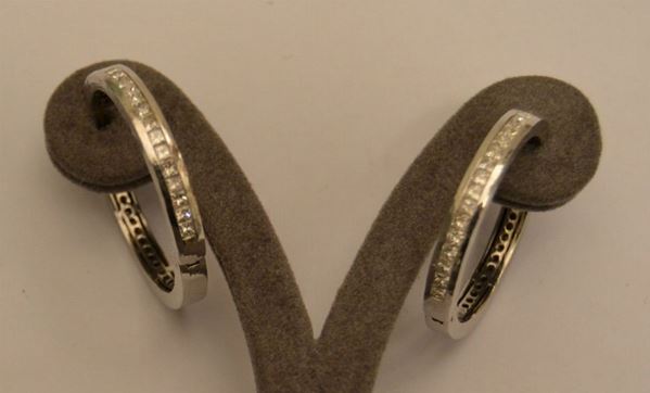 Coppia di orecchini, in oro bianco, con brillanti, g 19, ct. 2 (2)