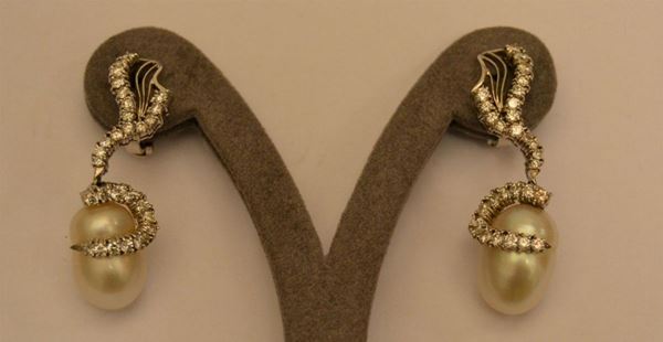 Coppia di orecchini, in oro bianco, con brillanti ct 1,8 e perle a goccia g 18,5  (2)