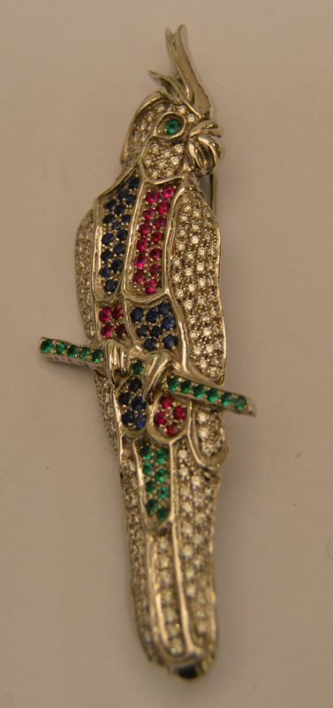 Spilla, in oro bianco, PAPPAGALLO, con pavÃ¨ di brillanti, rubini, smeraldi e zaffiri, ct. 1,89, g 30