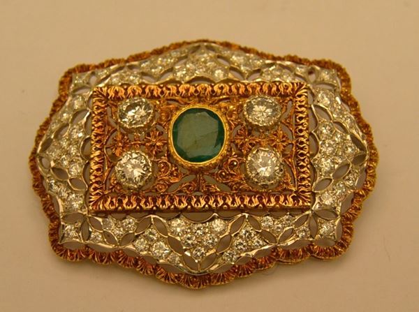 Spilla, in oro giallo e bianco, bulinato con smeraldo centrale di ct. 2,5 e brillanti per ct. 3,5, g 20, marcata Torrini