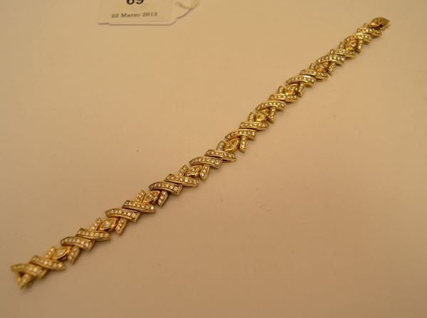Bracciale, in oro giallo, a maglia snodata con diamanti di vari tagli, ct. 5,9, g 40, marcato Torrini