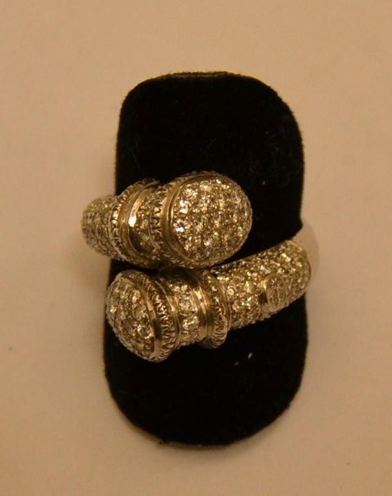 Anello contrariÃ¨, in oro bianco, con pavÃ¨ di brillanti, ct. 1,25, g 8,8, marcato Torrini