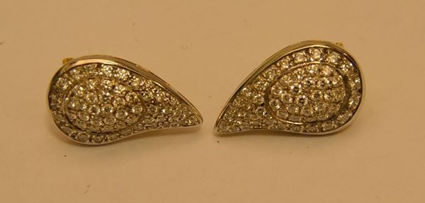 Coppia di orecchini, in oro giallo e bianco, con pavÃ¨ di brillantini montati a forma di goccia, ct. 1,95, g 11,5, marcato Torrini  (2)