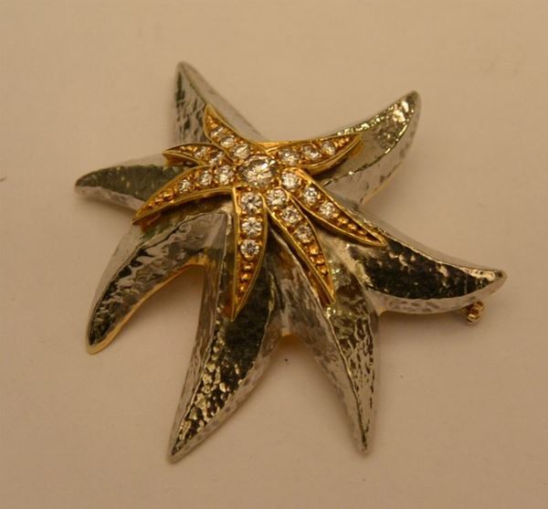 Spilla, STELLA MARINA, in oro giallo e bianco, con brillantini, ct. 1,03, g 24,5, marcata Torrini