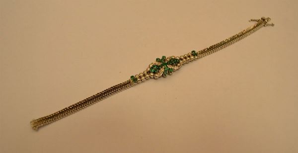 Bracciale, in oro bianco, con elemento centrale decorato a piccole pietre verdi, g 26