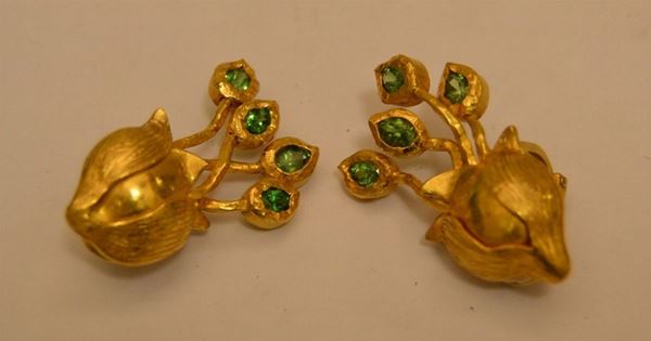 Coppia di orecchini, in oro giallo, a forma di vaso con fiori e pietre verdi, g 24,5 (2)