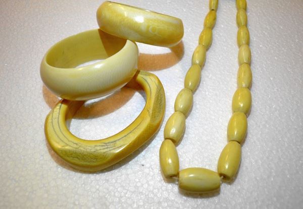 Tre bracciali a cerchio ed una collana in avorio  (4)