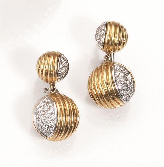 Paio di orecchini pendenti in oro giallo e diamanti                         ciascuno formato da due sfere in oro giallo scanalato con inserti in pavÃ¨   di brillanti, g 24(2)