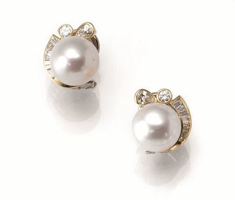 Paio di orecchini in oro giallo, perle e diamanti                           ciascuno formato da una perla diam. mm 12 affiancata da diamanti di taglio  brillante e baguette disposti su una linea curva, g 11 (2)