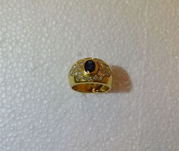 Anello in oro giallo , zaffiro e diamanti                                   realizzato come una fascia bombata decorata da un pavÃ¨ di brillanti         inscritto in un motivo romboidale al centro del quale Ã¨ montato uno zaffiro ovale di ct 0,80 circa, g 10