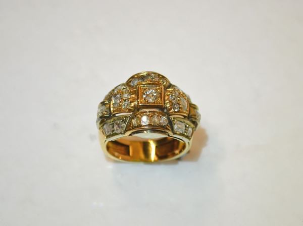 Anello in oro rosa, oro bianco, diamante e rose di diamante                 realizzato come una fascia bombata e traforata centrata da un brillante di  taglio vecchio e decorata da rose di diamante, g 11