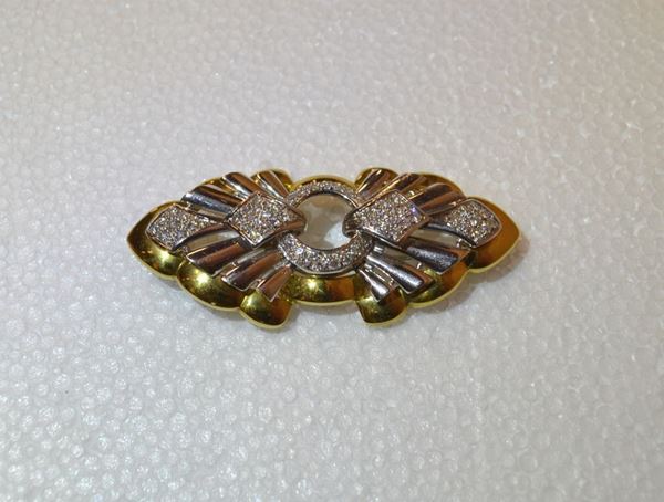 Spilla in oro bianco, oro giallo e diamanti                                 a forma di losanga sagomata e traforata in oro bianco e giallo, con inserti in pavÃ¨ di brillanti per ct 1,20 circa, g 27