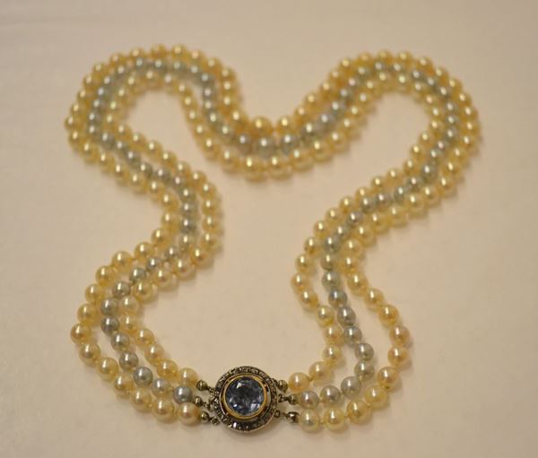 Collana a tre fili di perle, oro giallo, argento, acquamarina e rose di     diamante                                                                    realizzata a tre fili di perle di cui due bianchi ed un grigio, diam. da mm 5,50 a mm 9,50, fermatura circolare in argento e oro con acquamarina e rose di diamante, corredate di Certificato Gemmologico Cisgem che attesta che le perle bianche sono coltivate