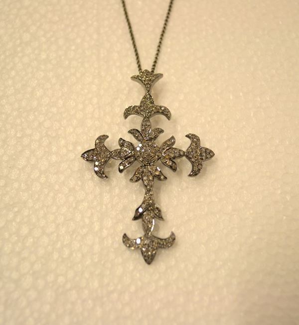 Pendente a croce in argento e diamanti                                      di forma sagomata, decorata in pavÃ¨ di brillanti per ct1,50 circa, completo di catena a maglia sottile in argento sterling