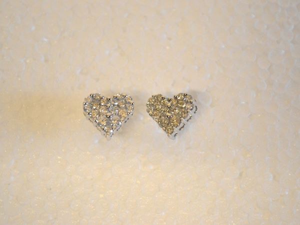 Paio di orecchini in oro bianco e diamanti                                  ciascuno modellato come un cuore decorato in pavÃ¨ di brillanti, g 5        (2)