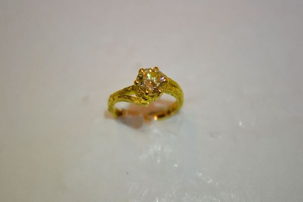 Anello in oro giallo con brillante di ct 1,13 circa, lievemente colorito