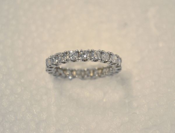 Anello in oro bianco e diamanti                                             realizzato con una fila di ventuno brillanti montati entro castoni a griffe per ct 1,60 circa, misura 14