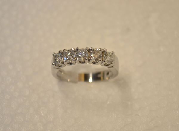 Anello in oro bianco e diamanti                                             decorato da cinque brillanti posti in linea per ct 1,20 circa, misura 14
