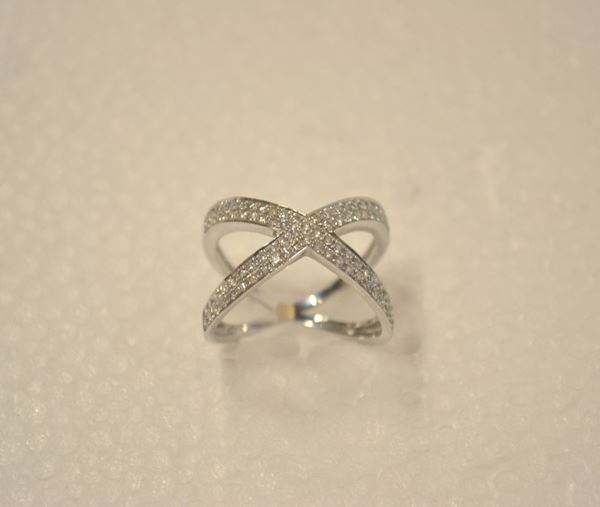 Anello in oro bianco e diamanti                                             realizzato con due fasce incrociate a formare una X in brillanti per ct     0,60 circa, misura 12,5