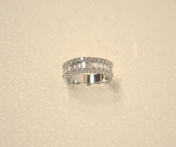 Anello in oro bianco e diamanti                                             la parte anteriore decorata da una linea di diamanti baguette posta fra due linee di brillanti per complessivi ct 1,30 circa, misura 12,5