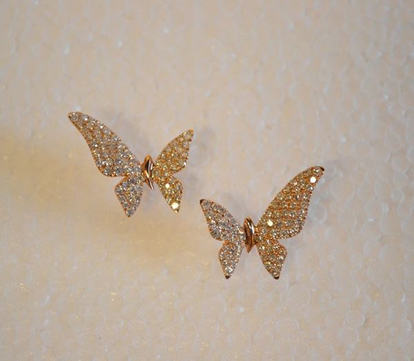 Paio di orecchini in oro rosa e diamanti                                    ciascuno modellato come una piccola farfalla decorata in pavÃ¨ di brillanti (2)