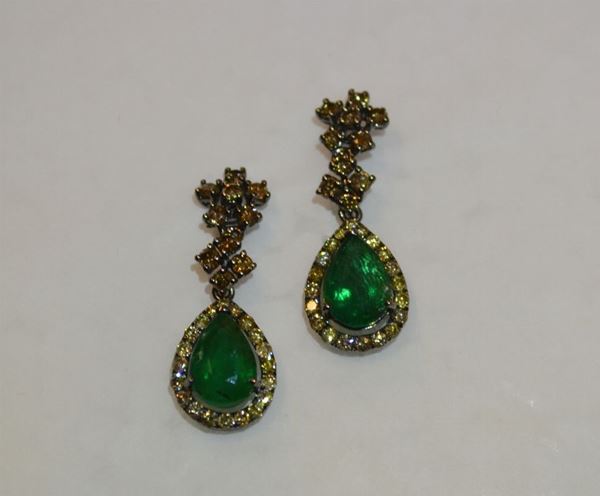 Paio di orecchini pendenti in oro brunito, smeraldi e diamanti bianchi,     yellow e brown                                                              ciascuno formato da due piccole corolle in brillanti brown a cui Ã¨ sospesa  uno smeraldo a goccia montato entro cornice di brillanti yellow            (2)