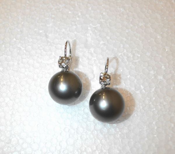 Paio di orecchini pendenti in oro bianco, perle tahiti e diamanti           ciascuno realizzato con una monachella decorata da una brillante a cui Ã¨    sospesa una perla diam mm 15,5                                             (2)