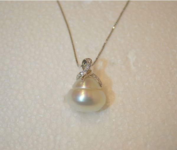 Pendente in oro bianco, perla South Sea e diamanti                          formato da una perla barocca con coppiglia in oro bianco e brillanti,       completo di                                                                 catena a maglia sottile in oro bianco