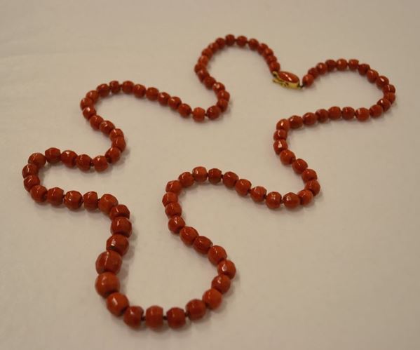 Collana in corallo rosso a barilotti, sfaccettati, g 85