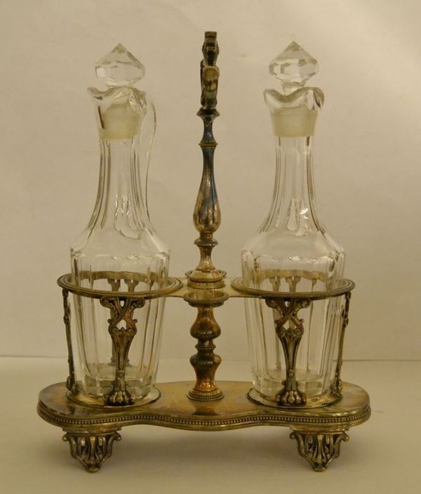 Oliera, sec. XX, in argento cesellato, completa di bottiglie, gr argento 1020