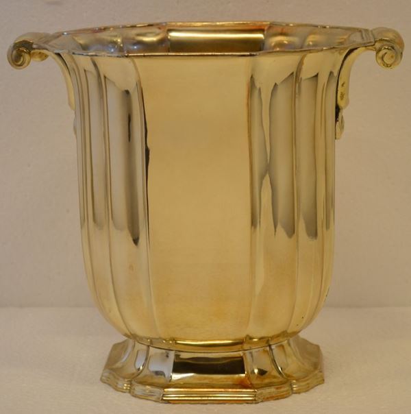 Secchiello da bottiglia, in argento sterling, bordo sagomato, due anse a    volute, alt. cm 22,5, g 1650