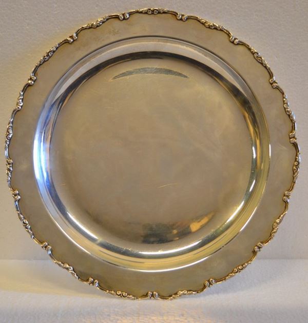 Vassoio, in argento di forma circolare, bordo a volute, diam. cm 32, g 565