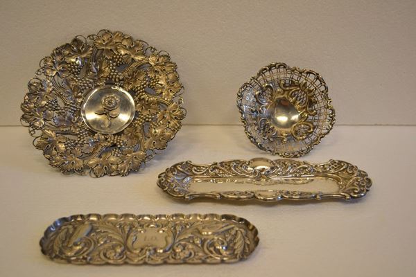Cestina, Vienna, 1858, in argento con tesa traforata, g 160; altra          cestina, Londra sec. XX di forma circolare, g 100 e due porta penne in      argento, g 210 (4)