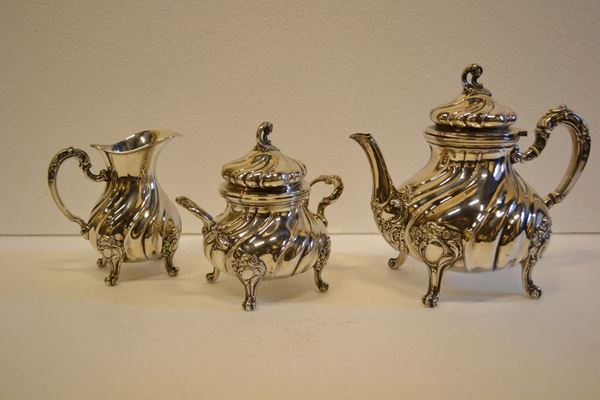 Caffettiera, lattiera e zuccheriera, in argento sbalzato a torchon, finali  dei coperchi a volute, complessivi g 1100 (3)