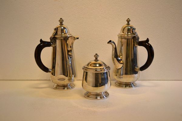 Caffettiera, teiera e zuccheriera, Brandimarte, in argento, prese in legno  e finali del coperchio a trottola, g 1.500, alcune ammaccature (3)