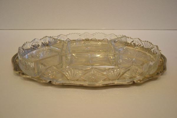 Vassoio ovale per antipasti, in argento con bordo inciso, completo di       cinque                                                                      coppette in cristallo molato, g 880