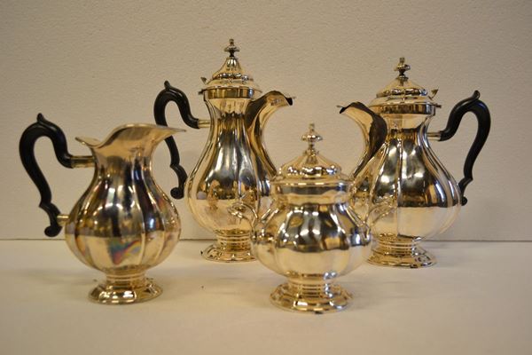 Caffettiera, zuccheriera, cioccolatiera e                              lattiera in argento moderno, g 1890 circa                                                                                                              (4)