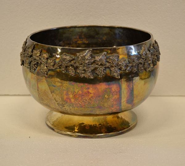 Coppa, Brandimarte, sec. XX, in argento con tesa decorata a viticci, diam.  cm 21, g 1050
