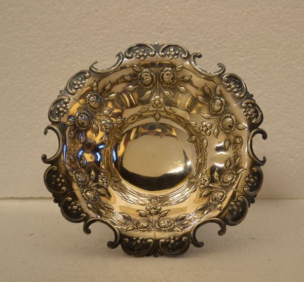 Coppetta, cittÃ  di Sheffield, fine sec. XIX, in argento, di forma circolare sagomata decorata a fiori, diam. cm 18, g 215