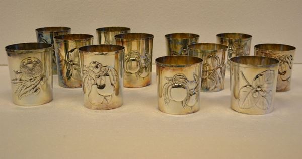 Dodici bicchieri, Brandimarte, in argento decorato da elementi vegetali, i  bicchieri sono di due misure, g 1110 (12)