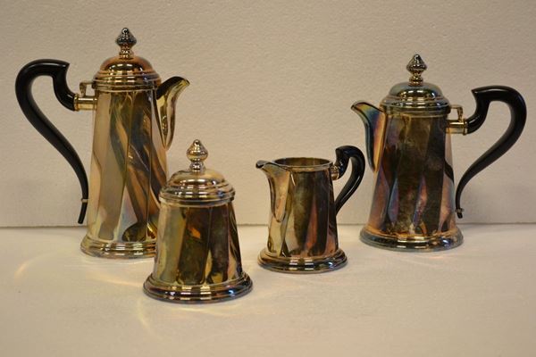 Servito da caffÃ¨ e cioccolata, sec. XX, in argento, di forma troncoconica,  prese in legno ebanizzato, composto di caffettiera, cioccolatiera,          zuccheriera e lattiera, g 1010 (4)