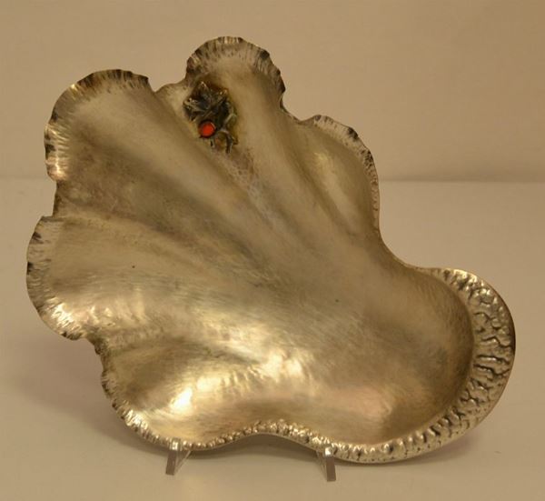Vassoio in argento, sec. XX, a forma di valva di ostrica, g 325