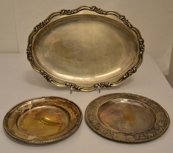 Vassoio in argento, sec. XX, di forma ovale con bordo sagomato, e due piattini in argento rotondi, g 1037  (3)