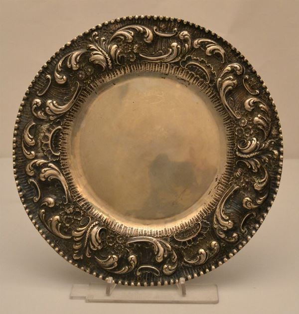 Piatto in argento, sec. XX, di forma rotonda con bordo sbalzato, g 565