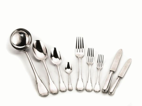 Servito di posate, sec. XX, in argento con manici con profili sagomati,     composto di settantasette pezzi, peso netto g 3050, peso comprensivo delle  posate con parti metalliche g 5410 (77)                                                                                                                  Composizione: 12 coltelli; 12 forchette; 12 cucchiai; 12 forchette da       frutta; 12 coltelli da frutta; 12 cucchiaini da tÃ¨ 1 ramaiolo; 1            forchettone ed 1 cucchiaio da portata; 2 posate da insalata con rebbi in    plastica