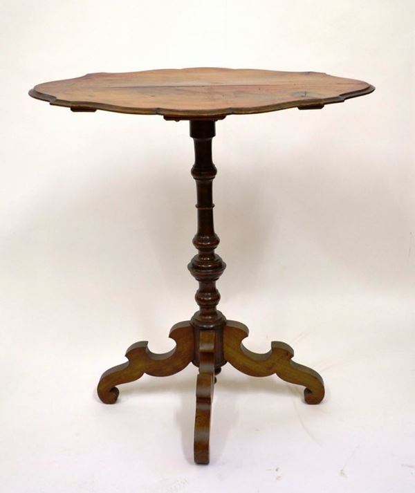 Tavolino da appoggio, fine sec. XIX, in noce, piano ovale sagomato, fusto   tornito su gambe a volute, cm 70x51x72