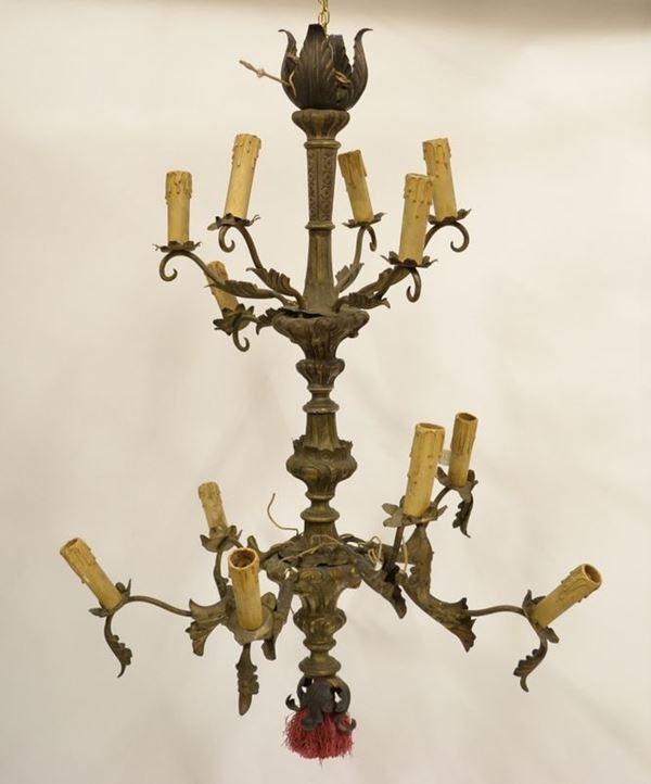 Lumiera,  sec. XIX, in rame argentato e sbalzato a motivi fitomorfi, a due  ordini di sei braccia luno con applicazioni a finte candele, composto da    elementi antichi