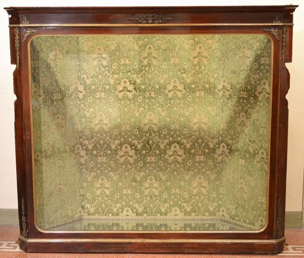 Vetrina da incasso, in legno con guarnizioni in metallo dorato, fronte ad   uno sportello a vetri con interno a ripiani, cm 173x47x150h