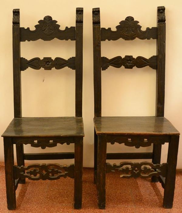 Coppia di sedie in stile Rinascimento, spalliera con cartella intagliata e  finali a fiamma, lievi danni (2)