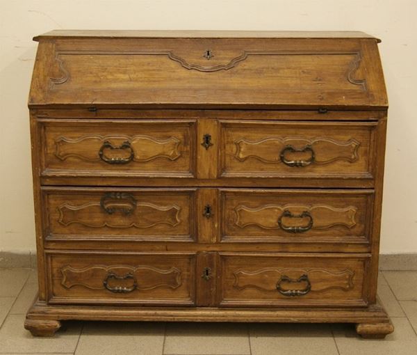Cassettone, Lombardia, sec. XVII, in pioppo, fronte con sportello a ribalta, tre cassetti sottostanti decorati da formelle, cm 124x54x100
